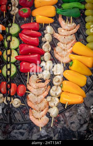 Shashlik grillé chaud et frais sur grille avec feu. Brochette grillée sur la grille avec feu. Banque D'Images