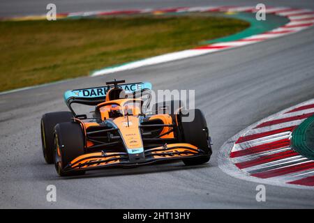 Barcelone, Espagne. 25th févr. 2022. Daniel Ricciardo de McLaren pendant la troisième journée de F1 essais au circuit de Barcelone-Catalunya le 25 février 2022 à Barcelone, Espagne. Credit: Marco Canoniero / Alamy Live News Banque D'Images