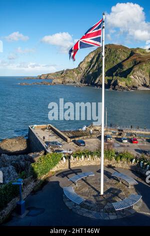 ILFRACOMBE, DEVON, Royaume-Uni - OCTOBRE 19 : drapeau Union Jack à l'entrée du port d'Ilfracombe à Devon le 19 octobre 2013. Trois peo non identifiés Banque D'Images