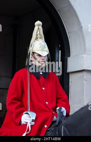 LONDRES - NOVEMBRE 3 : Lifeguard of the Queens Household Cavalry à Londres le 3 novembre 2013. Homme non identifié. Banque D'Images