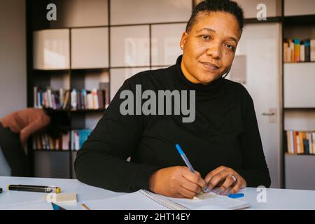 Portrait d'une étudiante de sexe adulte étudiant au collège communautaire Banque D'Images