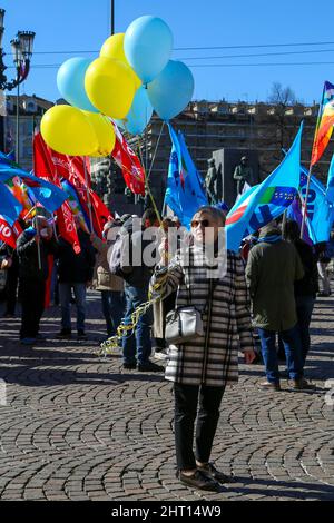 Turin, Italie. 26th févr. 2022. TURIN, ITALIE, LE 26 FÉVRIER 2022. Des manifestants pro-ukrainiens se réunissent sur la Piazza Castello pour protester contre l'invasion russe le 26 février 2022 à Turin, en Italie. Crédit: Massimiliano Ferraro/Medialys Images/Alamy Live News crédit: Medialys Images par Massimiliano Ferraro/Alamy Live News Banque D'Images