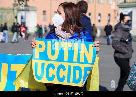 Turin, Italie. 26th févr. 2022. TURIN, ITALIE, LE 26 FÉVRIER 2022. Des manifestants pro-ukrainiens se réunissent sur la Piazza Castello pour protester contre l'invasion russe le 26 février 2022 à Turin, en Italie. Crédit: Massimiliano Ferraro/Medialys Images/Alamy Live News crédit: Medialys Images par Massimiliano Ferraro/Alamy Live News Banque D'Images