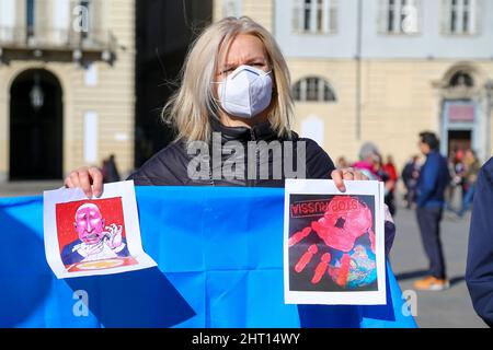 Turin, Italie. 26th févr. 2022. TURIN, ITALIE, LE 26 FÉVRIER 2022. Des manifestants pro-ukrainiens se réunissent sur la Piazza Castello pour protester contre l'invasion russe le 26 février 2022 à Turin, en Italie. Crédit: Massimiliano Ferraro/Medialys Images/Alamy Live News crédit: Medialys Images par Massimiliano Ferraro/Alamy Live News Banque D'Images