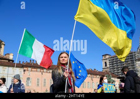 Turin, Italie. 26th févr. 2022. TURIN, ITALIE, LE 26 FÉVRIER 2022. Des manifestants pro-ukrainiens se réunissent sur la Piazza Castello pour protester contre l'invasion russe le 26 février 2022 à Turin, en Italie. Crédit: Massimiliano Ferraro/Medialys Images/Alamy Live News crédit: Medialys Images par Massimiliano Ferraro/Alamy Live News Banque D'Images