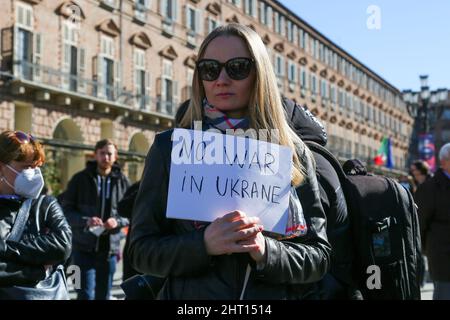 Turin, Italie. 26th févr. 2022. TURIN, ITALIE, LE 26 FÉVRIER 2022. Des manifestants pro-ukrainiens se réunissent sur la Piazza Castello pour protester contre l'invasion russe le 26 février 2022 à Turin, en Italie. Crédit: Massimiliano Ferraro/Medialys Images/Alamy Live News crédit: Medialys Images par Massimiliano Ferraro/Alamy Live News Banque D'Images