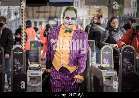 Londres, Royaume-Uni. 26th févr. 2022. Des cojoueurs dédiés arrivent pour le premier jour de la convention de printemps Comic con à l'Olympia London. Credit: Guy Corbishley/Alamy Live News Banque D'Images