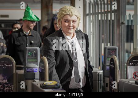 Londres, Royaume-Uni. 26th févr. 2022. Des cojoueurs dédiés arrivent pour le premier jour de la convention de printemps Comic con à l'Olympia London. Credit: Guy Corbishley/Alamy Live News Banque D'Images