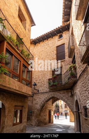 Espagne, octobre 2021: Maisons traditionnelles en pierre avec arches en Crétas, Teruel, Aragon, Espagne, image verticale. Banque D'Images