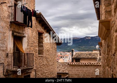 Maisons traditionnelles en pierre dans un village rural, chaînes de montagnes Els ports à l'arrière-plan, Valderrobres, Teruel, Aragon, Espagne. Banque D'Images