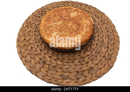 Omelette à la pomme de terre, appelée « omelette panish ». Très consommé en Espagne. Isolé sur fond blanc. Concept alimentaire espagnol. Banque D'Images