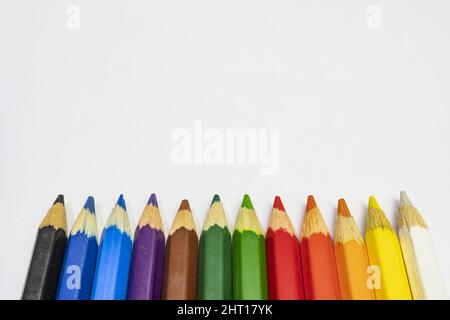 Crayons de couleur sur fond blanc Banque D'Images