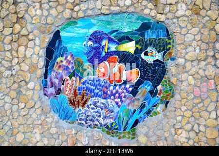 Odessa, Ukraine - 19 avril 2019 : mosaïque de verre sur la plage d'Odessa. Le thème est le monde sous-marin, les poissons et les plantes. Ukraine. Banque D'Images