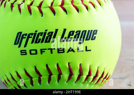 Gros plan d'une balle de softball de marque Worth approuvée pour une utilisation dans la ligue officielle au Canada Banque D'Images