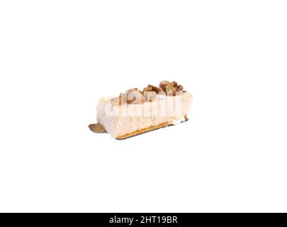 Morceau de cheesecake aux amandes, isolé sur fond blanc. Banque D'Images