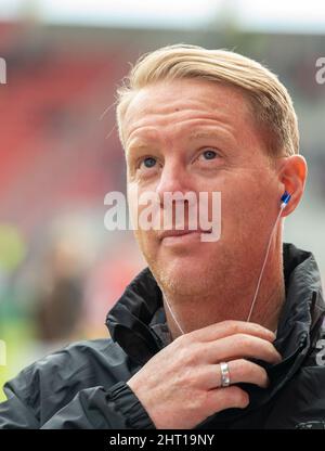 Ingolstadt, Allemagne. 26th févr. 2022. Football: 2nd Bundesliga, FC Ingolstadt 04 - FC St. Pauli, Matchday 24 à Audi Sportpark. L'entraîneur de St. Pauli, Timo Schultz, est à la recherche. Crédit : Stefan Puchner/dpa - REMARQUE IMPORTANTE : Conformément aux exigences de la DFL Deutsche Fußball Liga et de la DFB Deutscher Fußball-Bund, il est interdit d'utiliser ou d'avoir utilisé des photos prises dans le stade et/ou du match sous forme de séquences et/ou de séries de photos de type vidéo./dpa/Alay Live News Banque D'Images
