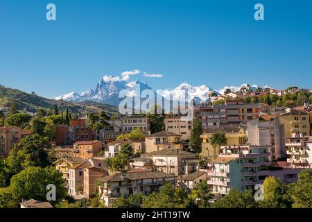 Vue d'ensemble de la ville de Teramo et de la montagne en arrière-plan Banque D'Images