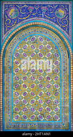 Vieux carreaux de céramique traditionnelle, motif de fleurs et ornements, vaux sur le mur dans le complexe du Palais de Golestan à Téhéran, Iran. Banque D'Images