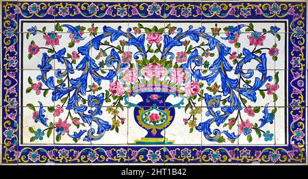 Vieux carreaux de céramique traditionnelle, motif de fleurs et ornements, vaux sur le mur dans le complexe du Palais de Golestan à Téhéran, Iran. Banque D'Images