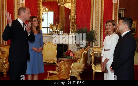 Photo du dossier datée du 07/10/20, du duc et de la duchesse de Cambridge rencontrant le président ukrainien, Volodymyr Zelensky, et son épouse, Olena, lors d’une audience au Palais de Buckingham, à Londres. Le duc et la duchesse de Cambridge ont dit dans un tweet personnel qu'ils « se battent » avec le peuple ukrainien alors qu'ils « combattent courageusement » pour leur avenir. Date de publication : samedi 26 février 2022. Banque D'Images