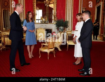 Photo du dossier datée du 07/10/20, du duc et de la duchesse de Cambridge rencontrant le président ukrainien, Volodymyr Zelensky, et son épouse, Olena, lors d’une audience au Palais de Buckingham, à Londres. Le duc et la duchesse de Cambridge ont dit dans un tweet personnel qu'ils « se battent » avec le peuple ukrainien alors qu'ils « combattent courageusement » pour leur avenir. Date de publication : samedi 26 février 2022. Banque D'Images