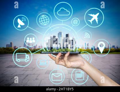 Smartphone mobile avec porte-main et bâtiments modernes. Smart City, 5g ans, Internet et concept de technologie de réseau Banque D'Images