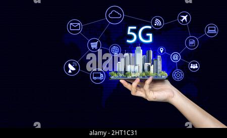 Systèmes sans fil Smart City et réseau 5G et Internet des objets, réseau de communication avec smartphone en main et icône d'objets se connectant, Banque D'Images