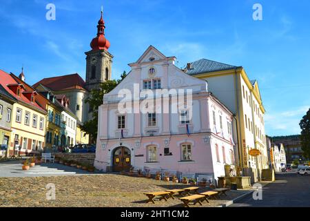 Becov nad Teplou, République tchèque - 12 août 2018 : ancien hôtel de ville baroque sur la place de Becov nad Teplou près de la ville thermale de Karlovy Vary, République tchèque Banque D'Images
