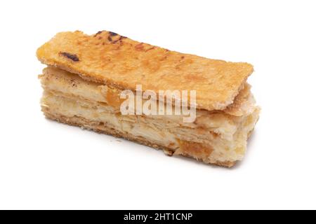 Un délicieux morceau de millefeuille de fruit. Isolé sur fond blanc. Banque D'Images