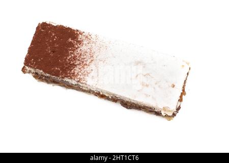 Un délicieux morceau de mille-feuille de chocolat. Isolé sur fond blanc. Banque D'Images