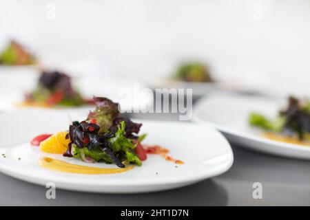 Salade préparée avec soin. Plusieurs assiettes de salade bien préparées prêtes à être servies - Fine Dining. Banque D'Images