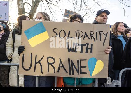 La Haye, pays-Bas. 25th févr. 2022. Les manifestants tiennent un écriteau exprimant leur opinion pendant la manifestation.des étudiants de l'Université de Leiden aux pays-Bas, ainsi que des expatriés ukrainiens, ont formé une manifestation de solidarité devant l'ambassade d'Ukraine à la Haye, Et puis, à pied sur une courte distance jusqu'à l'ambassade de Russie, pour ce qui s'est avéré être une protestation très vocale. Aujourd'hui marque le deuxième jour de l'invasion russe de l'Ukraine. Crédit : SOPA Images Limited/Alamy Live News Banque D'Images