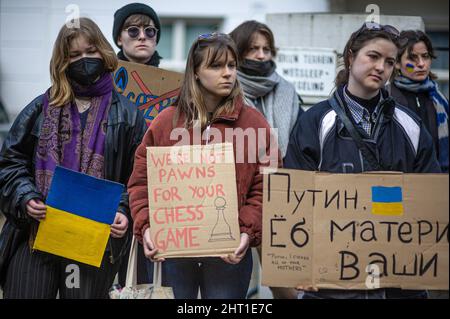 La Haye, pays-Bas. 25th févr. 2022. Les manifestants tiennent des pancartes exprimant leur opinion pendant la manifestation.des étudiants de l'Université de Leiden aux pays-Bas, ainsi que des expatriés ukrainiens, ont formé une manifestation de solidarité devant l'ambassade d'Ukraine à la Haye, Et puis, à pied sur une courte distance jusqu'à l'ambassade de Russie, pour ce qui s'est avéré être une protestation très vocale. Aujourd'hui marque le deuxième jour de l'invasion russe de l'Ukraine. Crédit : SOPA Images Limited/Alamy Live News Banque D'Images