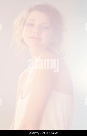 Beauté brumeuse. Portrait surréaliste d'une jeune femme à travers la brume. Banque D'Images