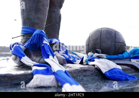 Les foulards de la ville de Cardiff sont attachés aux pieds de la statue de Fred Keenor à l'extérieur du stade, devant le match du championnat Sky Bet au stade de Cardiff. Date de la photo: Samedi 26 février 2022. Banque D'Images