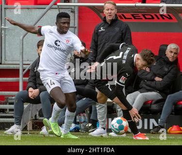 Ingolstadt, Allemagne. 26th févr. 2022. Football: 2nd Bundesliga, FC Ingolstadt 04 - FC St. Pauli, Matchday 24 à Audi Sportpark. Dennis Eckert Ayensa (r) d'Ingolstadt obtient le meilleur de l'Afeez Aremu de Saint Pauli. Crédit : Stefan Puchner/dpa - REMARQUE IMPORTANTE : Conformément aux exigences de la DFL Deutsche Fußball Liga et de la DFB Deutscher Fußball-Bund, il est interdit d'utiliser ou d'avoir utilisé des photos prises dans le stade et/ou du match sous forme de séquences et/ou de séries de photos de type vidéo./dpa/Alay Live News Banque D'Images