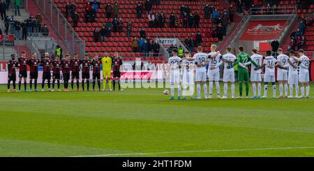 Ingolstadt, Allemagne. 26th févr. 2022. Football: 2nd Bundesliga, FC Ingolstadt 04 - FC St. Pauli, Matchday 24 à Audi Sportpark. Les équipes se font face avant le début du match pendant une minute de silence à cause de la guerre d'Ukraine. Crédit : Stefan Puchner/dpa - REMARQUE IMPORTANTE : Conformément aux exigences de la DFL Deutsche Fußball Liga et de la DFB Deutscher Fußball-Bund, il est interdit d'utiliser ou d'avoir utilisé des photos prises dans le stade et/ou du match sous forme de séquences et/ou de séries de photos de type vidéo./dpa/Alay Live News Banque D'Images