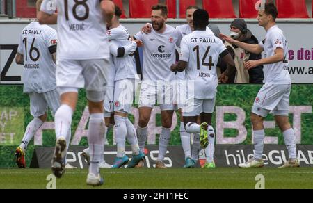 Ingolstadt, Allemagne. 26th févr. 2022. Football: 2nd Bundesliga, FC Ingolstadt 04 - FC St. Pauli, Matchday 24 à Audi Sportpark. Guido Burgstaller (centre) de Saint-Pauli célèbre son objectif de faire 1:2. Crédit : Stefan Puchner/dpa - REMARQUE IMPORTANTE : Conformément aux exigences de la DFL Deutsche Fußball Liga et de la DFB Deutscher Fußball-Bund, il est interdit d'utiliser ou d'avoir utilisé des photos prises dans le stade et/ou du match sous forme de séquences et/ou de séries de photos de type vidéo./dpa/Alay Live News Banque D'Images