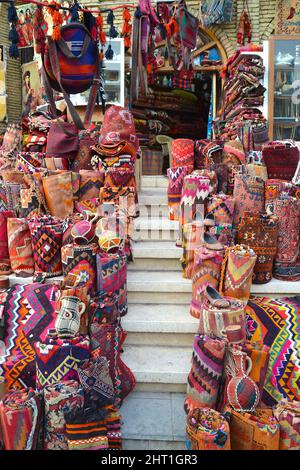 Erbil, Irak - 23 mars 2018 : tapis, couvertures et souvenirs colorés exposés sur les marches d'un bazar à Erbil, Irak. Banque D'Images