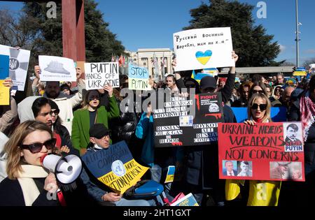 Des manifestants tiennent des pancartes tout en protestant contre l'opération militaire massive de la Russie contre l'Ukraine lors d'un rassemblement sur la place des Nations Unies Banque D'Images
