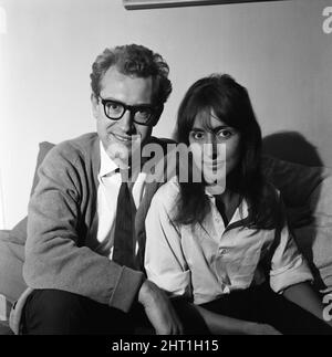 Bamber Gascoigne, personnalité de la télévision et sa femme Christina chez elle à Notting Hill, Londres. 15th septembre 1965. Banque D'Images