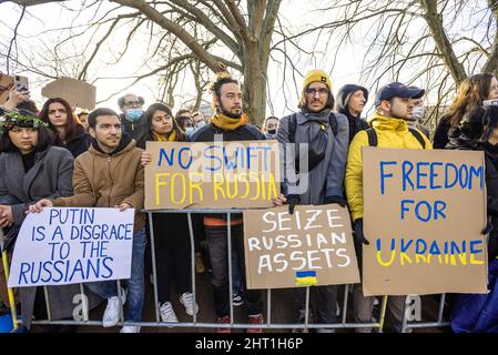 Les manifestants tiennent des pancartes exprimant leur opinion pendant la manifestation.des étudiants de l'Université de Leiden aux pays-Bas, ainsi que des expatriés ukrainiens, ont formé une manifestation de solidarité devant l'ambassade d'Ukraine à la Haye, Et puis, à pied sur une courte distance jusqu'à l'ambassade de Russie, pour ce qui s'est avéré être une protestation très vocale. Aujourd'hui marque le deuxième jour de l'invasion russe de l'Ukraine. (Photo de Charles M. Vella / SOPA Images/Sipa USA) Banque D'Images