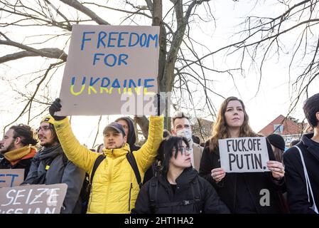Les manifestants tiennent des pancartes exprimant leur opinion pendant la manifestation.des étudiants de l'Université de Leiden aux pays-Bas, ainsi que des expatriés ukrainiens, ont formé une manifestation de solidarité devant l'ambassade d'Ukraine à la Haye, Et puis, à pied sur une courte distance jusqu'à l'ambassade de Russie, pour ce qui s'est avéré être une protestation très vocale. Aujourd'hui marque le deuxième jour de l'invasion russe de l'Ukraine. (Photo de Charles M. Vella / SOPA Images/Sipa USA) Banque D'Images