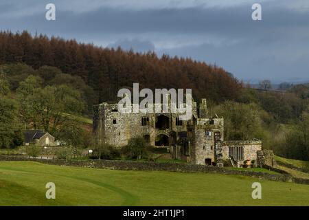 Barden Tower (ancienne auberge de chasse historique dans une belle campagne pittoresque) - pittoresque village rural de Bolton Abbey Estate, Yorkshire Dales, Angleterre, Royaume-Uni. Banque D'Images