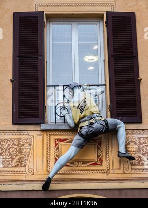 Locarno, Suisse - 29 décembre 2021 : grimpeur sur la façade du magasin de sport Belotti Banque D'Images