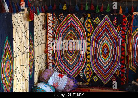 Erbil, Irak - 22 mars 2018 : tapis faits à la main suspendus au mur avec coussins dans un salon de thé, motifs colorés, Erbil, Irak. Banque D'Images