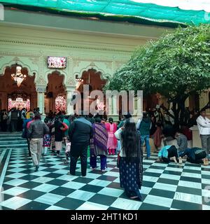 Vrindavan, Inde, février 12 2022 - pèlerins dans le temple ISCON pendant le mois sacré de Kartika, vue intérieure du temple ISKON de Vrindavan pendant Ekadash Banque D'Images