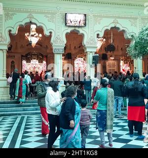 Vrindavan, Inde, février 12 2022 - pèlerins dans le temple ISCON pendant le mois sacré de Kartika, vue intérieure du temple ISKON de Vrindavan pendant Ekadash Banque D'Images