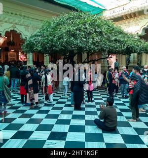 Vrindavan, Inde, février 12 2022 - pèlerins dans le temple ISCON pendant le mois sacré de Kartika, vue intérieure du temple ISKON de Vrindavan pendant Ekadash Banque D'Images