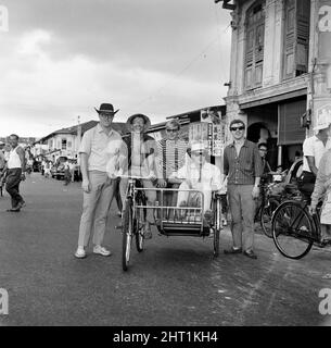 Le groupe pop de Manchester Freddie et les Rêveurs photographiés à Singapour lors de leur tournée mondiale. Ici, le groupe dirigé par le chanteur Freddie Garrity est photographié pour faire le tour de la ville en vélo. 30th mars 1965. Banque D'Images